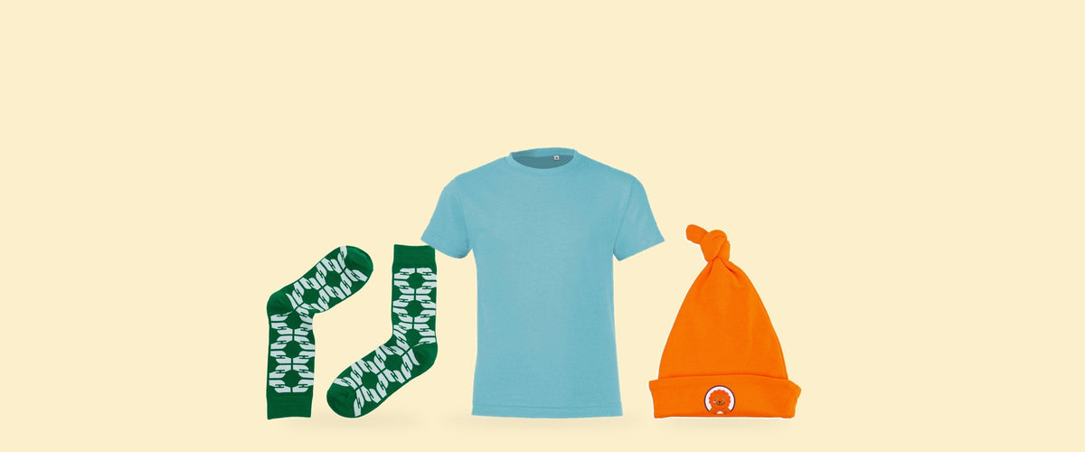 Kleding & Textiel: bamboesokken met ingebreid logo, aansluitend kinder t-shirt en baby-mutsje met eigen logo