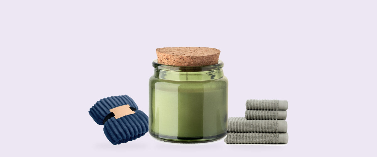 Wonen & wellness: fleecedeken van gerecycled polyester, plantaardige geurkaars vanille en handdoekenset van 4 stuks