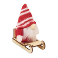 Decoratieve kabouter op houten slee, rood