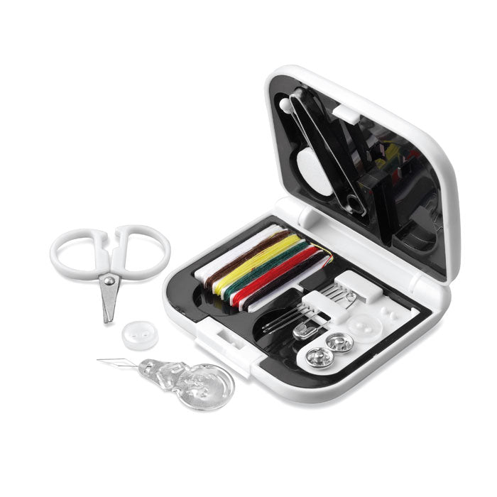 Reisnaaisetje met essentiële accessoires, wit