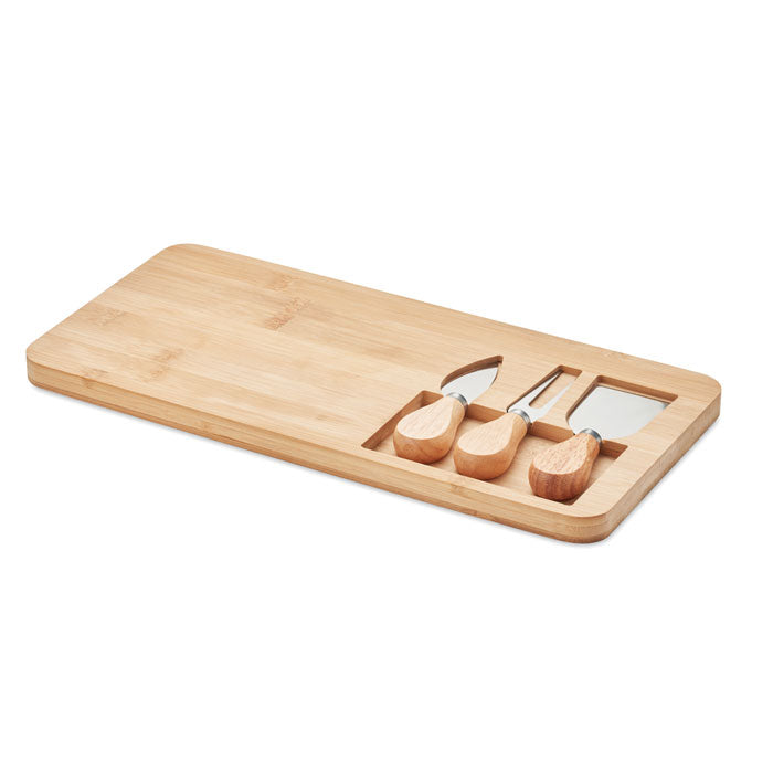 Kaasset met serveerplank van bamboe, hout