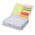 Kartonnen doosje met memoblokjes en labels, wit