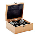 Whiskyglazenset met stenen ijsblokjes, hout