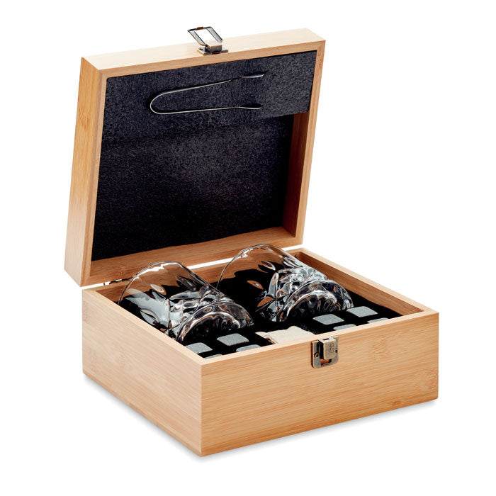 Whiskyglazenset met stenen ijsblokjes, hout
